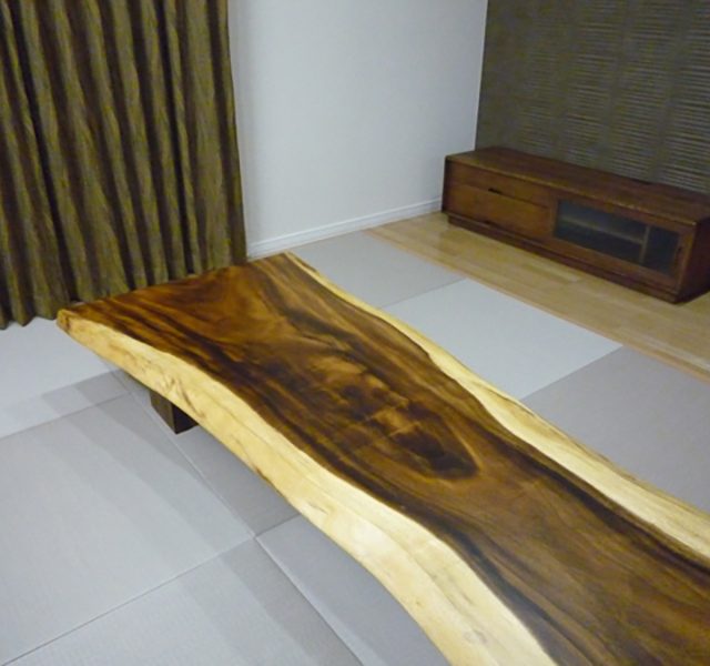 一枚板　モンキーポッドのリビングテーブル
