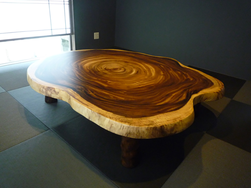 一枚板 モンキーポッド輪切りテーブル | 天然木家具 納入実例紹介 | 天然木の一枚板・家具 専門店〈天然木ギャラリー〉