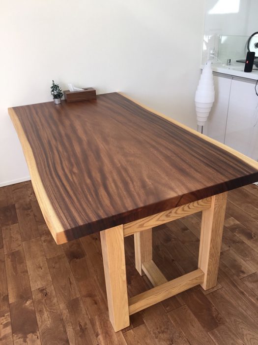一枚板モンキーポッドのダイニングテーブル 天然木家具 納入実例紹介 天然木 一枚板・家具なら〈天然木ギャラリー〉