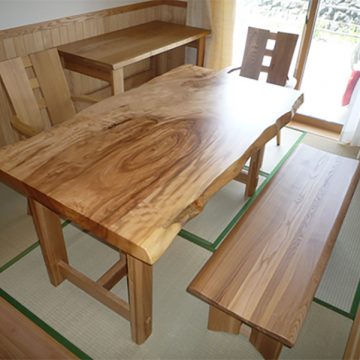 栃の一枚板テーブルとタモのベンチとタモのチェア