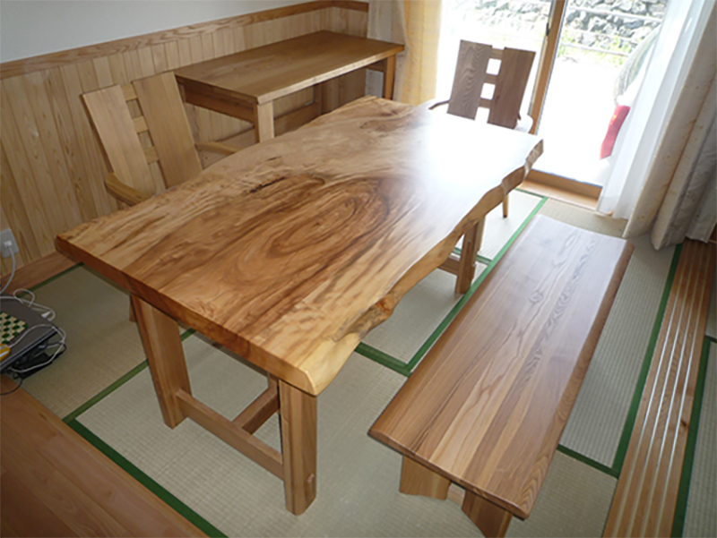 栃の一枚板テーブルとタモのベンチとタモのチェア