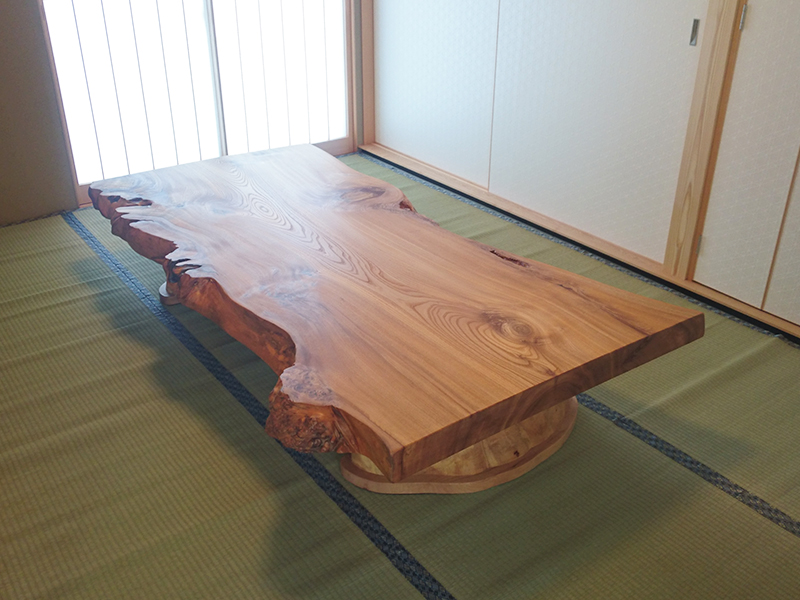 一枚板 楡の座卓』と『栃のダイニングテーブル』 | 天然木家具 納入実例紹介 | 天然木の一枚板・家具 専門店〈天然木ギャラリー〉