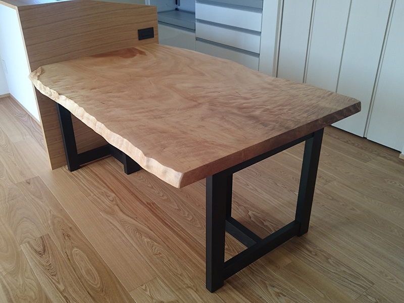 一枚板 楡の座卓』と『栃のダイニングテーブル』 | 天然木家具 納入 
