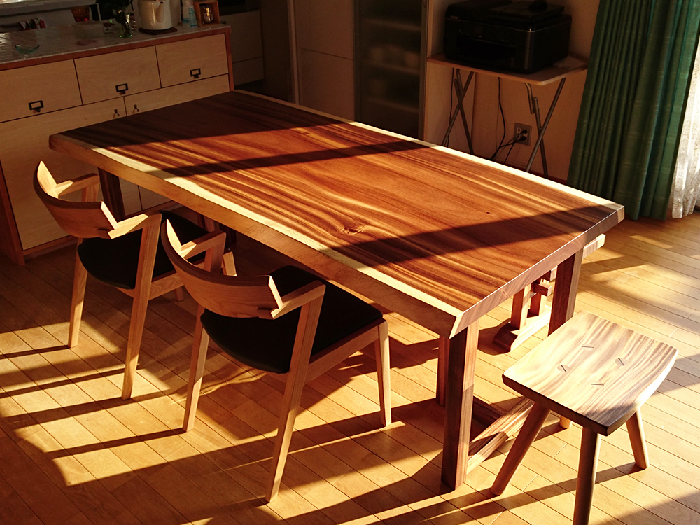 【一枚板モンキーポッドのダイニングテーブルセット】 天然木家具 納入実例紹介 天然木 一枚板・家具なら〈天然木ギャラリー〉