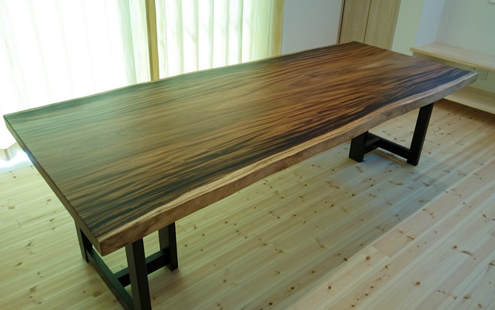 一枚板モンキーポッドのダイニングテーブル