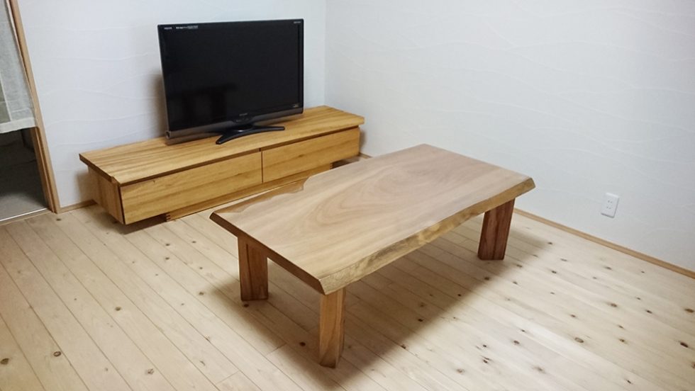 『一枚板楠のテーブル』と『楠のテレビボード』