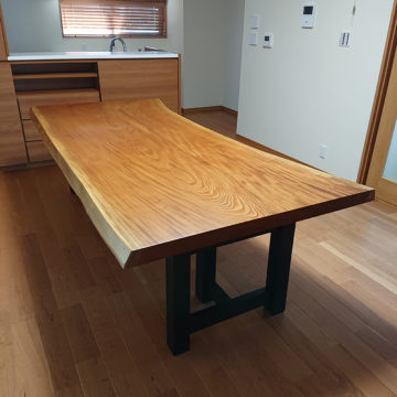 『一枚板 欅のダイニングテーブル2400』 | 天然木家具 納入実例紹介 | 天然木の一枚板・家具 専門店〈天然木ギャラリー〉