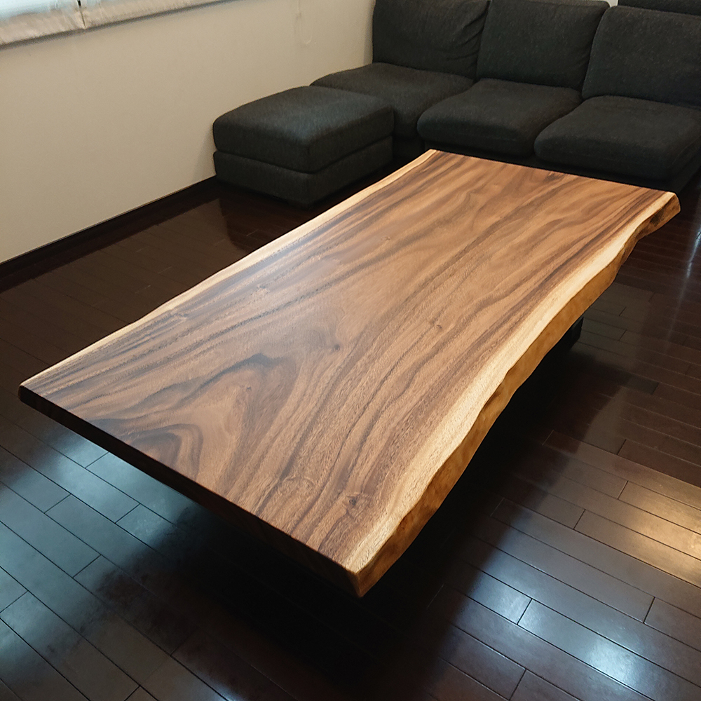 『一枚板モンキーポッドのリビングテーブル』 | 天然木家具 納入実例紹介 | 天然木の一枚板・家具 専門店〈天然木ギャラリー〉