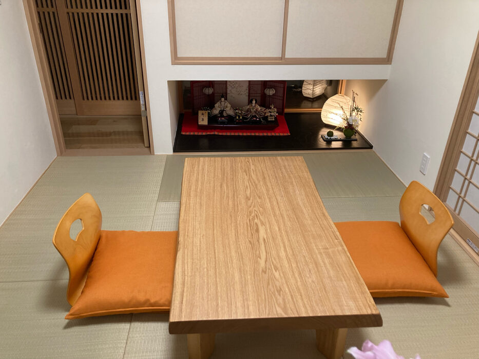 一枚板テーブル　タモ　４本脚付